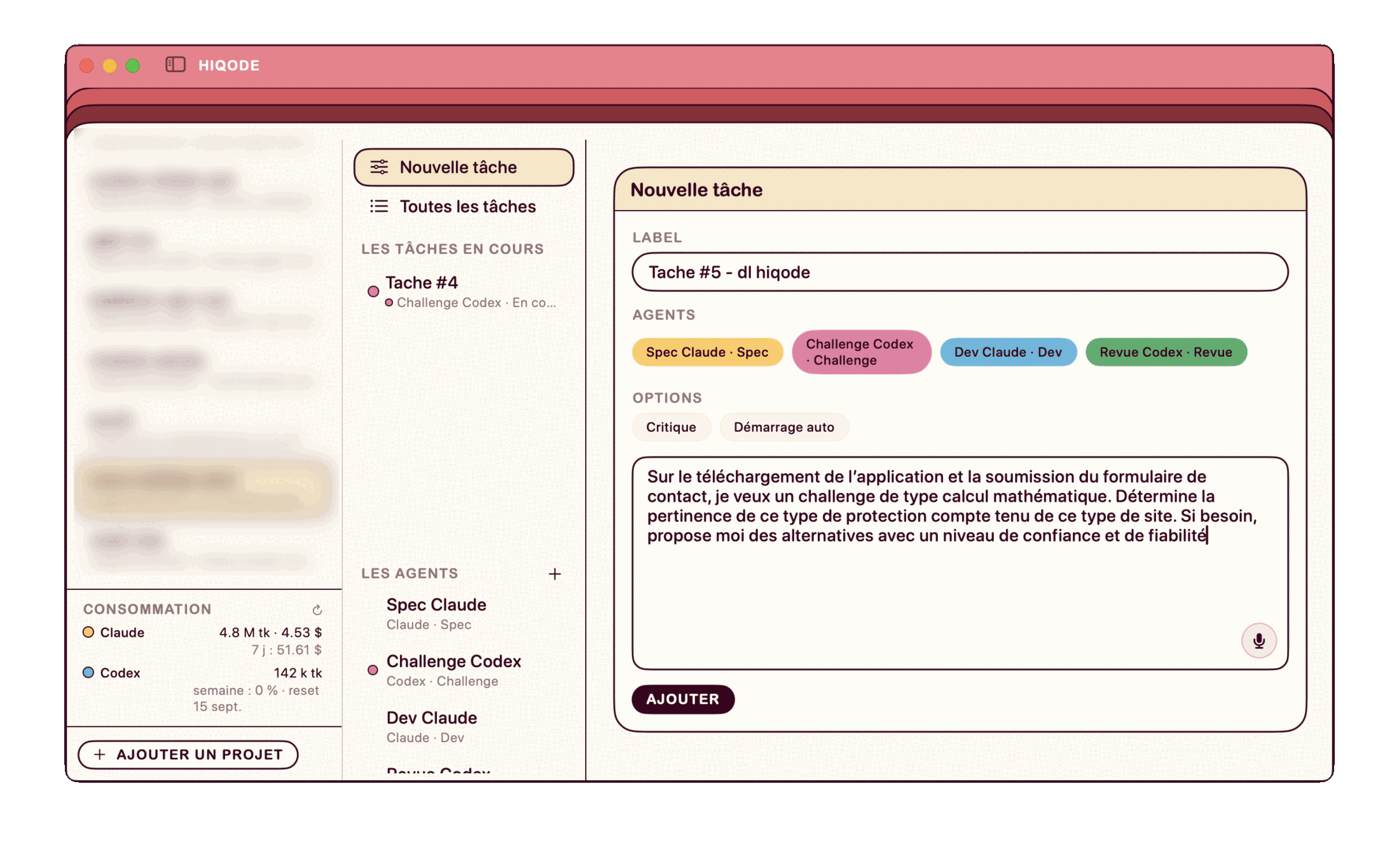 Fenêtre de HiQode sur macOS. À gauche, la liste des projets ouverts, floutée, surmontant un panneau de consommation par CLI. Au centre, la tâche #4 en cours menée par l'agent Challenge Codex, puis la liste des agents Spec Claude, Challenge Codex et Dev Claude. À droite, le formulaire d'une nouvelle tâche : un label, les quatre agents en capsules colorées par rôle — ambre, rose, bleu, vert — des options Critique et Démarrage auto, et le texte de la demande.